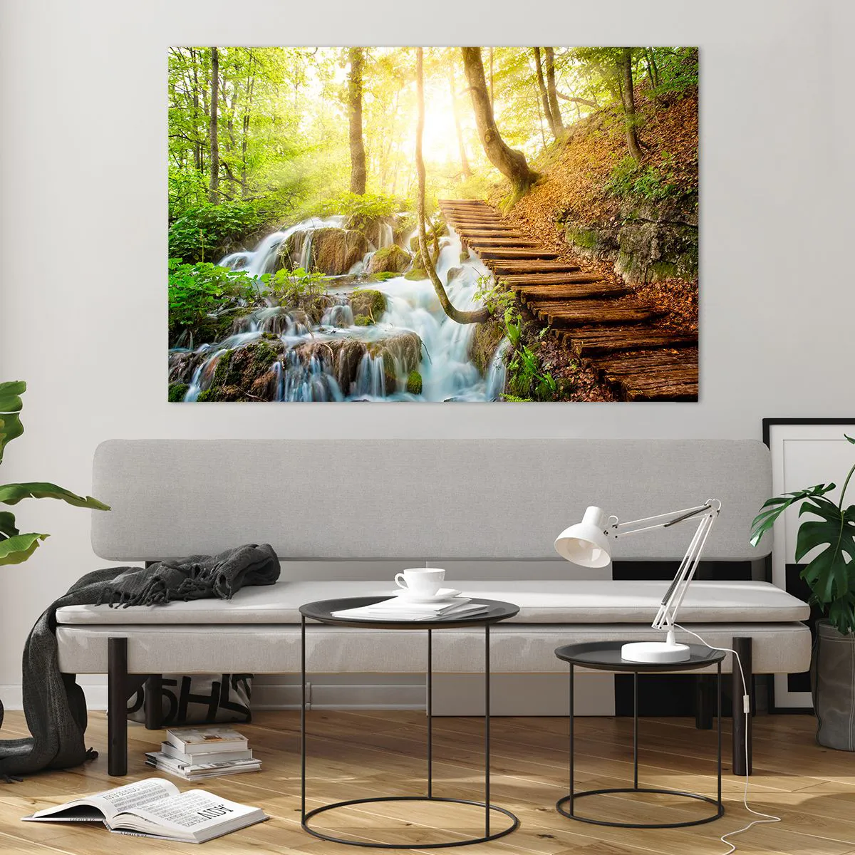 Impression sur verre - Image sur verre - Une cascade forestière avec un chemin en bois éclairé par la lumière du soleil - 120x80cm - Une fraîcheur tant désirée - Décoration murale moderne pour le salon et la chambre ARTTOR