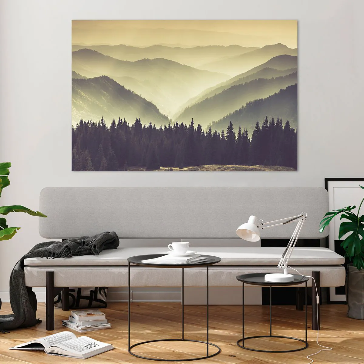 Cuadro sobre vidrio - Impresiones sobre Vidrio - Una vista brumosa de una cadena montañosa con un bosque oscuro en primer plano. - 120x80cm - Más allá de las siete montañas... - Decoración de pared moderna para salón y dormitorio ARTTOR