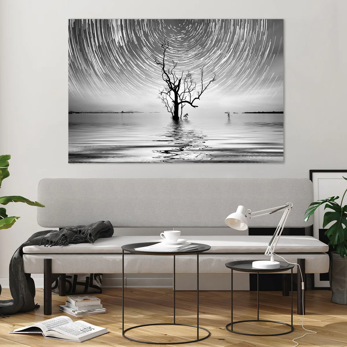Obraz na szkle - Czarno-biały pejzaż z drzewem i smugami gwiazd - 120x80cm - Symfonia natury - Nowoczesna dekoracja ścienna do salonu, kuchni i sypialni ARTTOR