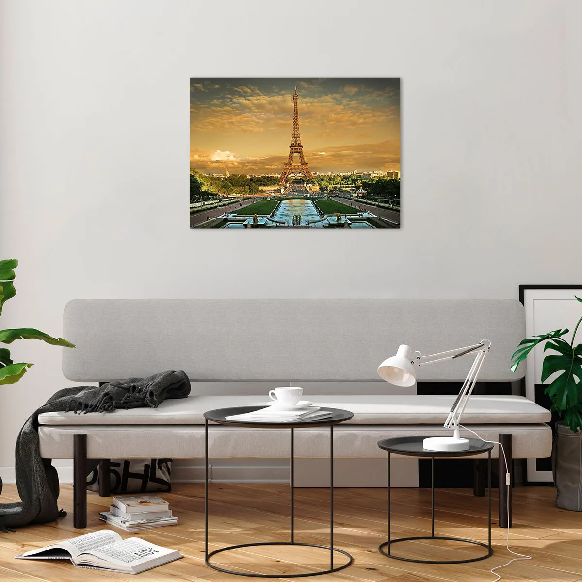 Tablou pe sticlă - Turnul Eiffel înconjurat de grădini pariziene la apus - 70x50cm - Simbolul Parisului - Decorațiune modernă pentru perete pentru living și dormitor ARTTOR