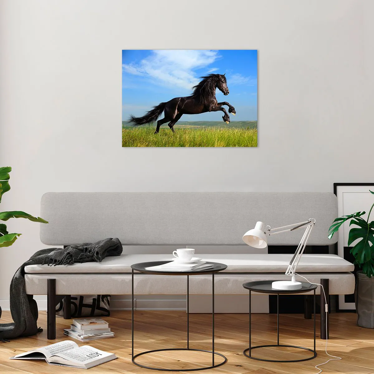 Tablou pe sticlă - Un cal negru galopând pe un cer albastru și o pajiște verde. - 70x50cm - Un manifest entuziast pentru libertate - Decorațiune modernă pentru perete pentru living și dormitor ARTTOR