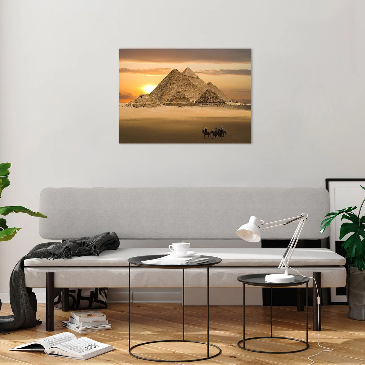 Billede på glas - Pyramiderne i Giza ved solnedgang med ryttere på heste - 70x50cm - Uændret i tusindvis af år - Moderne vægdekoration til stue og soveværelse ARTTOR