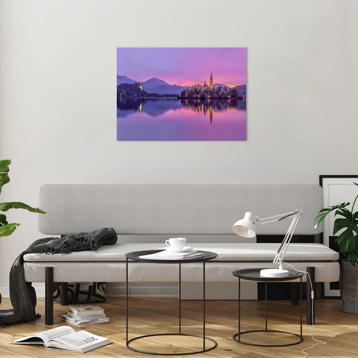Glasbild - Bild auf glas - Eine Kirche auf einer Insel mit Bergen und einem Sonnenuntergang im Hintergrund - 70x50cm - Eine märchenhafte Insel in der Abenddämmerung - Moderne Wanddekoration für Wohnzimmer und Schlafzimmer ARTTOR