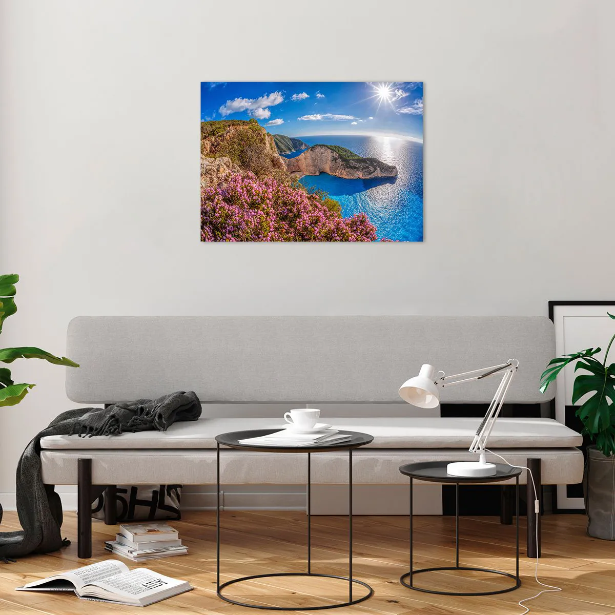 Tablou pe sticlă - Peisaj grecesc cu stânci, mare și arbuști înfloriți - 70x50cm - Marea mea vacanță grecească - Decorațiune modernă pentru perete pentru living și dormitor ARTTOR
