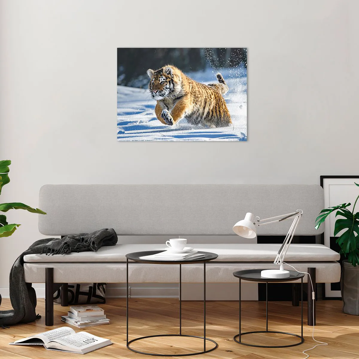 Billede på glas - En sibirisk tiger løber gennem sneen i et vinterlandskab. - 70x50cm - Den sibiriske taigas gud - Moderne vægdekoration til stue og soveværelse ARTTOR