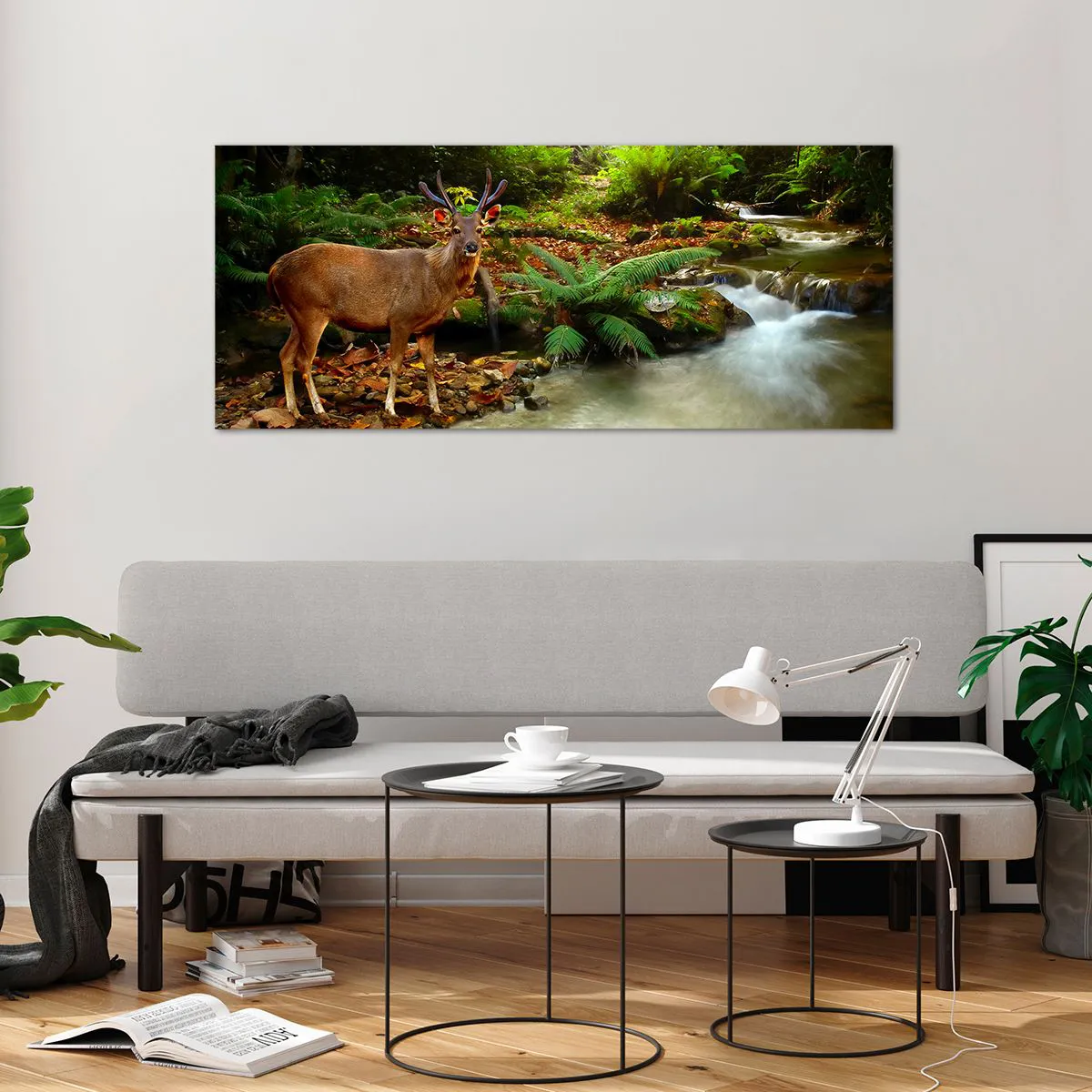 Quadro su vetro - Un cervo vicino a un ruscello circondato dal verde della foresta - 120x50cm - Benvenuto nel mio mondo - Decorazione murale moderna per soggiorno e camera da letto ARTTOR