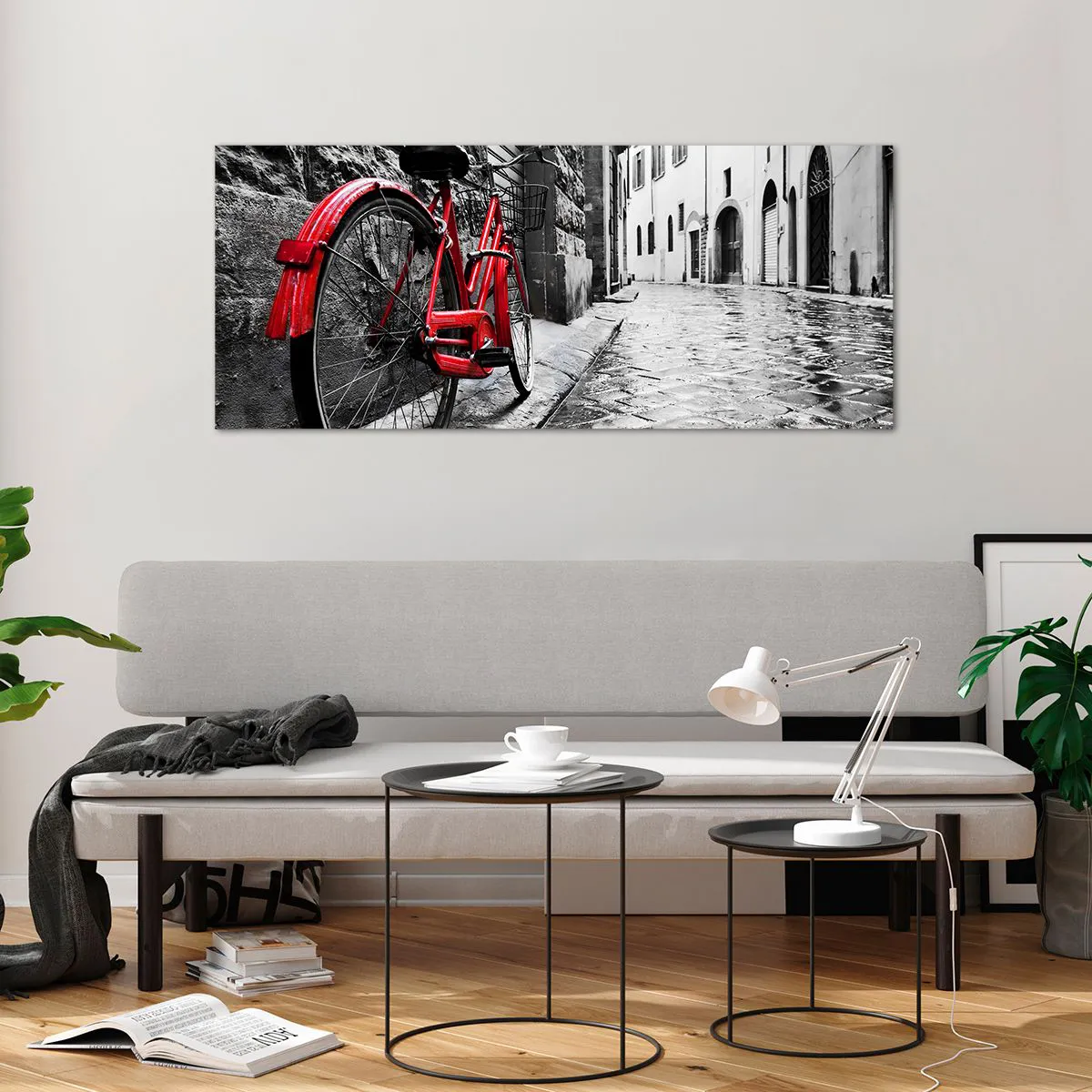 Glasbild - Bild auf glas - Rotes Fahrrad in einer schwarz-weißen Straße - 120x50cm - Wahre Schönheit wird nicht alt - Moderne Wanddekoration für Wohnzimmer und Schlafzimmer ARTTOR