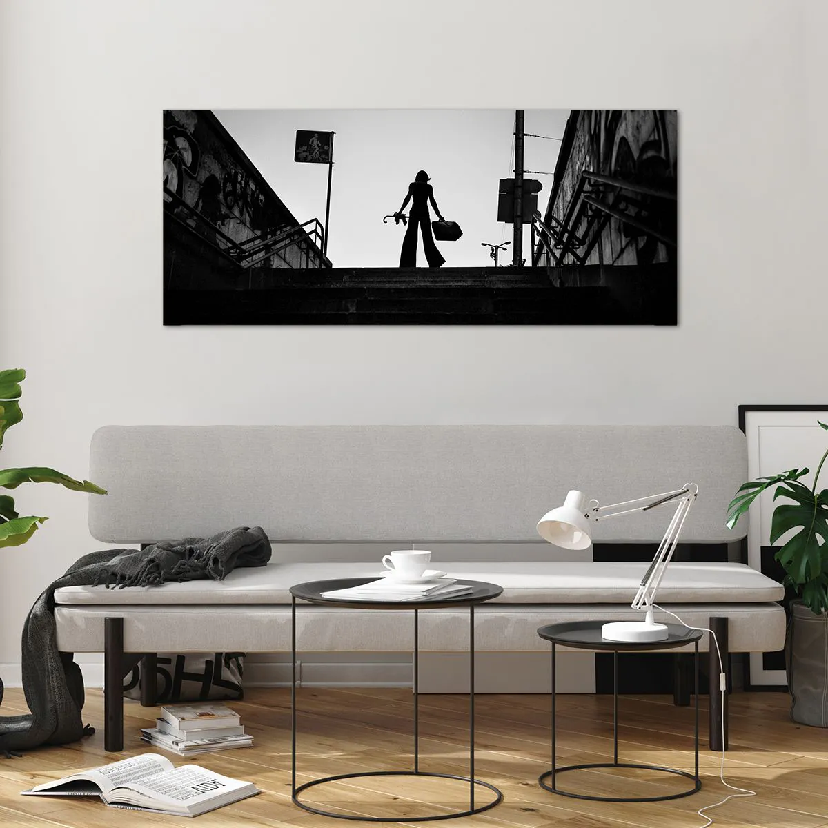 Impression sur verre - Image sur verre - Une figure de femme dans les escaliers en noir et blanc avec une atmosphère dynamique - 120x50cm - Pèlerinage urbain - Décoration murale moderne pour le salon et la chambre ARTTOR