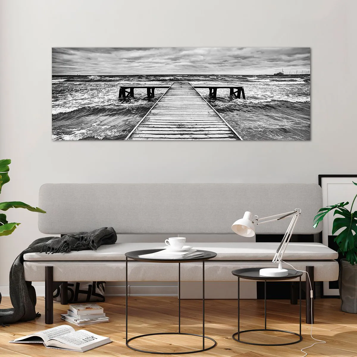 Impression sur verre - Image sur verre - Une vue en noir et blanc d'une jetée en bois sur une mer agitée. - 140x50cm - J'attends que le vent, ça le chassera... - Décoration murale moderne pour le salon et la chambre ARTTOR