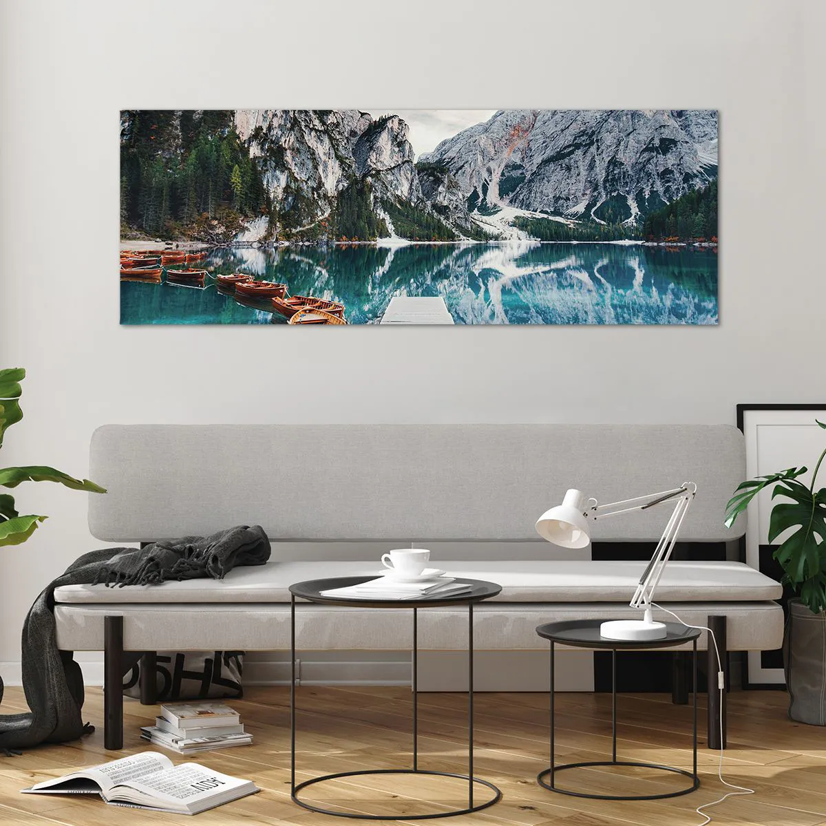 Glasbild - Bild auf glas - Ein See mit Booten, umgeben von Bergen - 140x50cm - Wir zeigen Ihnen Schönheit - Moderne Wanddekoration für Wohnzimmer und Schlafzimmer ARTTOR