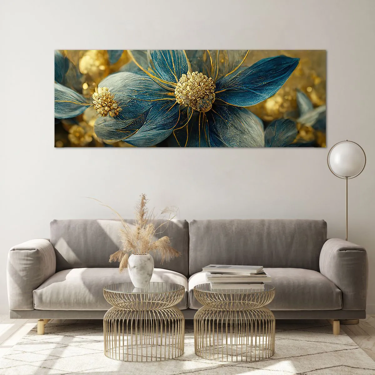 Quadro su vetro - Eleganti fiori nei toni del blu e dell'oro - 140x50cm - Fiorire d'oro - Decorazione murale moderna per soggiorno e camera da letto ARTTOR