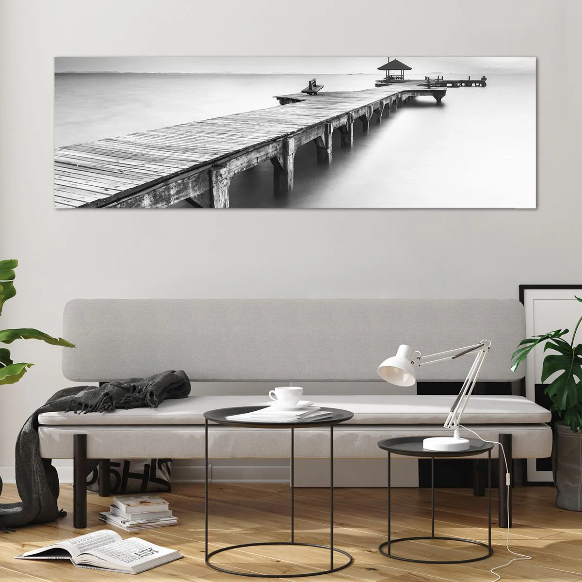 Glasbild - Bild auf glas - Eine Schwarzweißansicht eines Holzstegs über ruhigem Wasser. - 160x50cm - In die Ferne - Moderne Wanddekoration für Wohnzimmer und Schlafzimmer ARTTOR