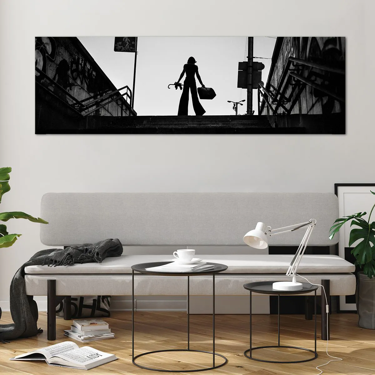 Glasbild - Bild auf glas - Eine Frauenfigur auf der Treppe in Schwarzweiß mit dynamischer Atmosphäre - 160x50cm - Städtisches Wandern - Moderne Wanddekoration für Wohnzimmer und Schlafzimmer ARTTOR