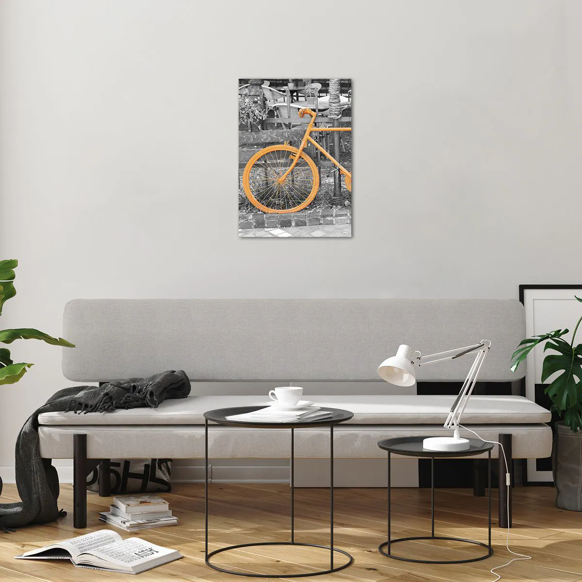 Impression sur verre - Image sur verre - Illustration d'un vélo peint en orange sur un fond noir et blanc. - 50x70cm - Allez, je vais attendre ici - Décoration murale moderne pour le salon et la chambre ARTTOR