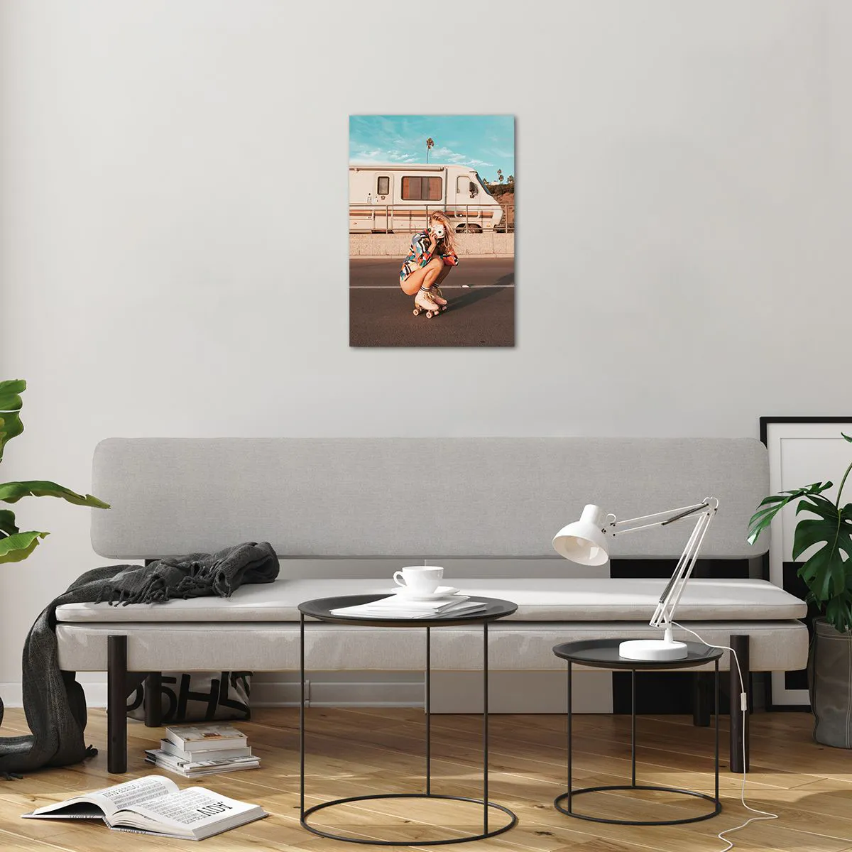 Impression sur verre - Image sur verre - Une fille en patins à roulettes prenant des photos sous le soleil californien. - 50x70cm - Souriez s'il-vous-plait! - Décoration murale moderne pour le salon et la chambre ARTTOR