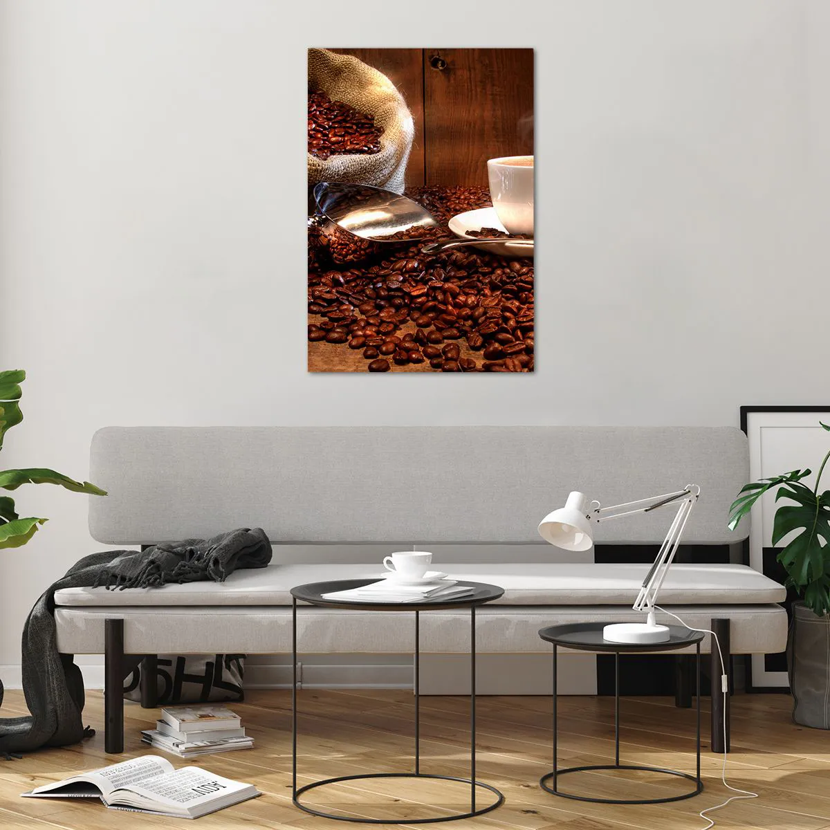 Impression sur verre - Image sur verre - Une tasse de café avec des grains de café et un sac de céréales en arrière-plan - 70x100cm - Sentez-vous cette odeur? - Décoration murale moderne pour le salon et la chambre ARTTOR
