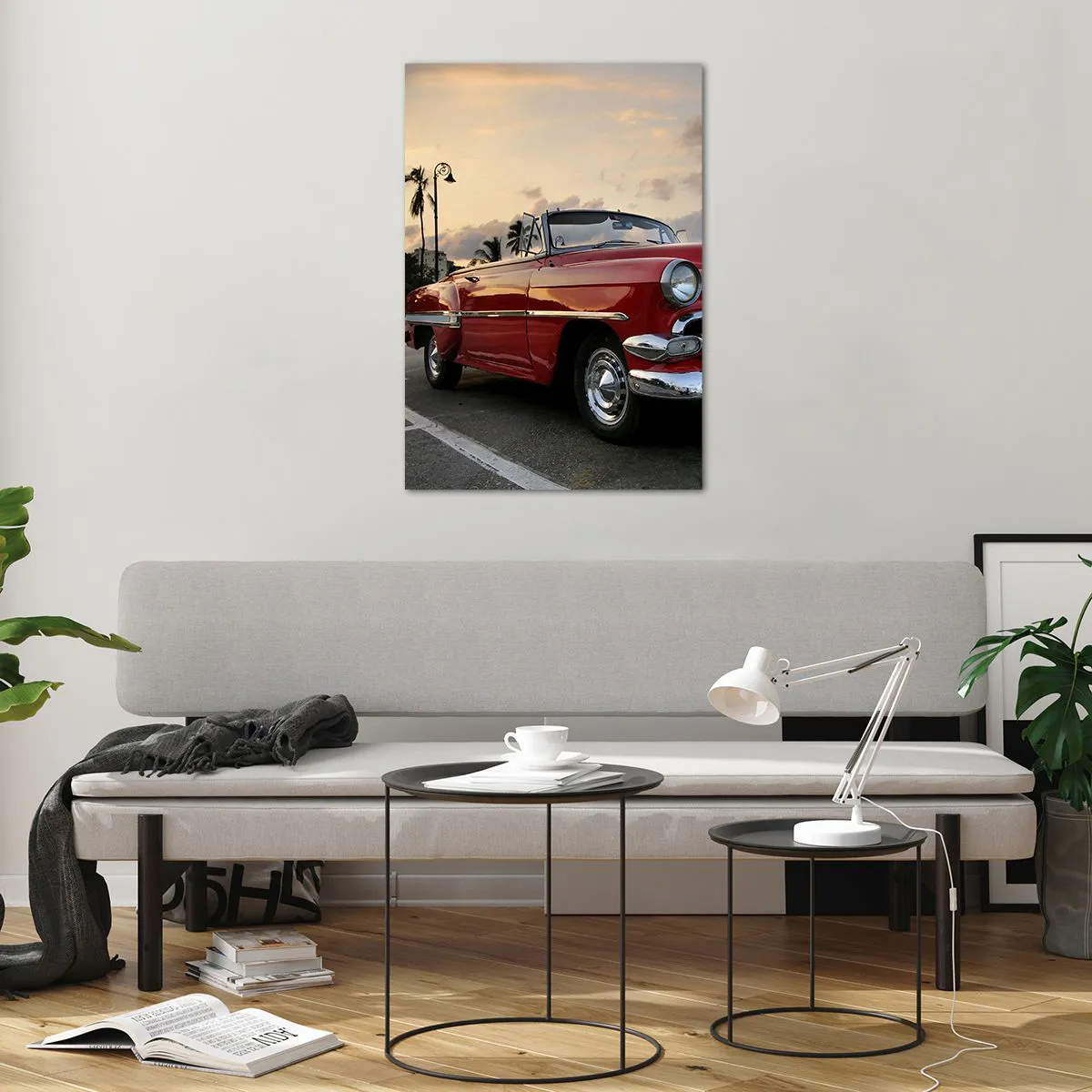 Obraz na szkle - Czerwony klasyczny kabriolet zaparkowany przy palmach o zmierzchu - 70x100cm - Czerwony żar tropików - Nowoczesna dekoracja ścienna do salonu i sypialni ARTTOR