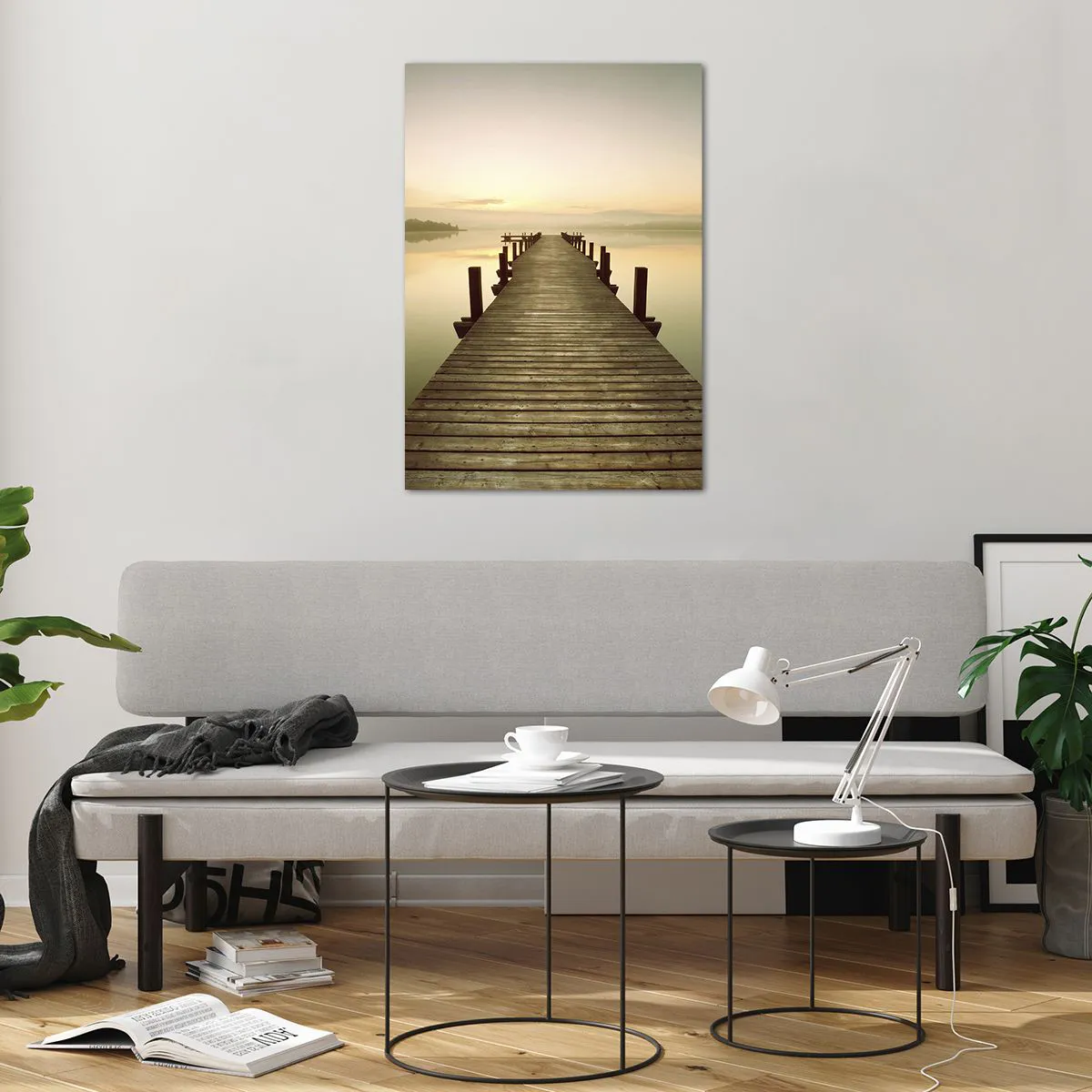 Glasbild - Bild auf glas - Ein Holzsteg an einem ruhigen See am Morgen - 70x100cm - Tagesanbruch, Morgendämmerung, Licht - Moderne Wanddekoration für Wohnzimmer und Schlafzimmer ARTTOR