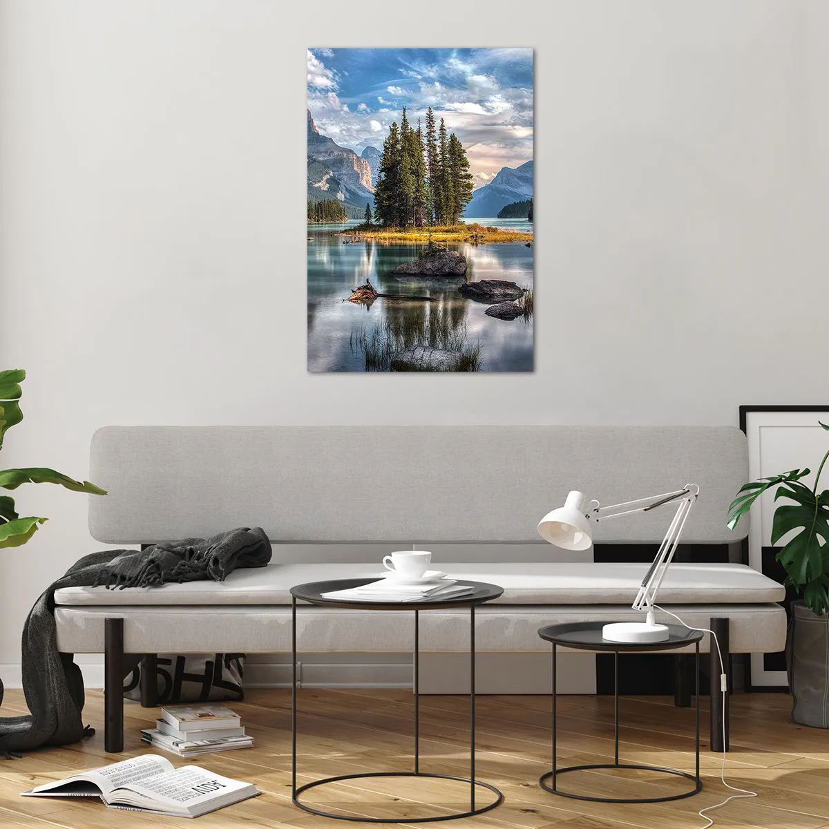 Glasbild - Bild auf glas - Eine Berglandschaft mit einer Insel, umgeben von einem ruhigen See - 70x100cm - An dem tollen und sauberen Wasser ... - Moderne Wanddekoration für Wohnzimmer und Schlafzimmer ARTTOR