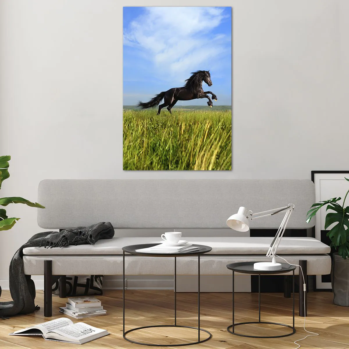 Impression sur verre - Image sur verre - Un cheval noir courant contre un ciel bleu et une prairie verte - 80x120cm - Un manifeste de liberté passionnant - Décoration murale moderne pour le salon et la chambre ARTTOR