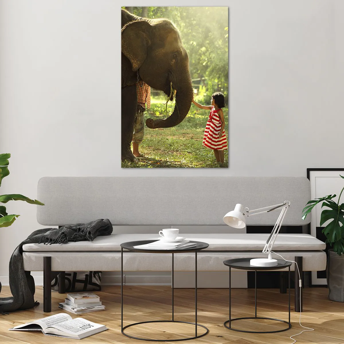 Obraz na szkle - Dziewczynka w czerwonej sukience dotykająca słonia w lesie - 80x120cm - Siła przyjaźni - Nowoczesna dekoracja ścienna do salonu i sypialni ARTTOR