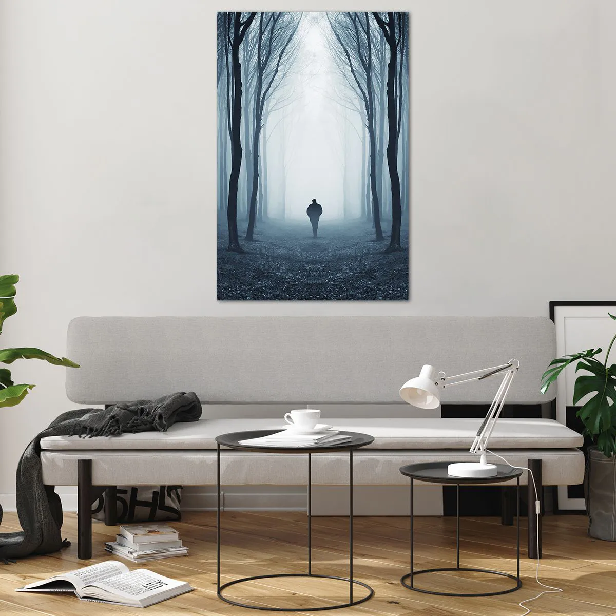 Glasbild - Bild auf glas - Eine Gestalt, die zwischen den Bäumen in einem nebligen Wald spazieren geht - 80x120cm - Alles einfach und übersichtlich - Moderne Wanddekoration für Wohnzimmer und Schlafzimmer ARTTOR