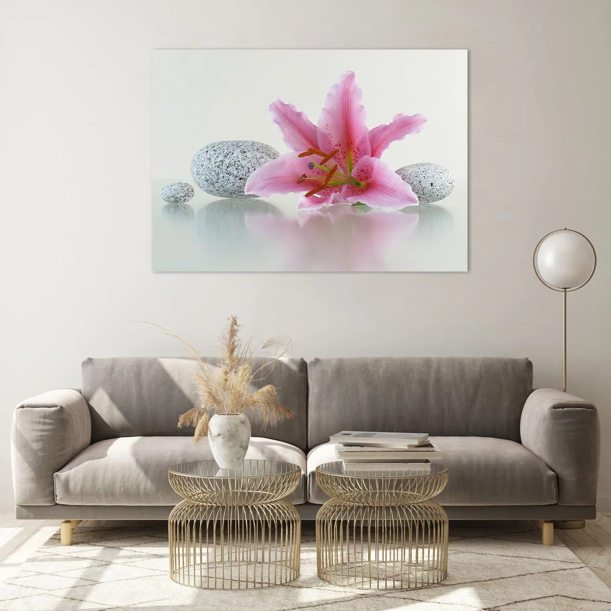 Glasbild - Bild auf glas - Rosa Lilie vor einem Hintergrund aus weißen Steinen im Spa-Stil - 100x70cm - Eine Studie in Pink, Grau und Weiß - Moderne Wanddekoration für Wohnzimmer und Schlafzimmer ARTTOR