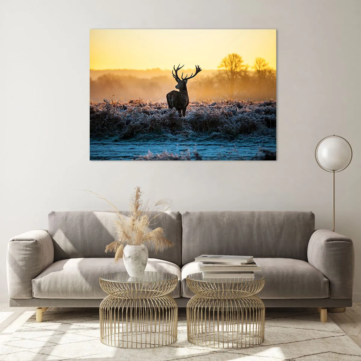 Glasbild - Bild auf glas - Hirsch an einem frostigen Morgen mit dem Sonnenaufgang im Hintergrund - 100x70cm - Gekrönt auf seinem Besitz - Moderne Wanddekoration für Wohnzimmer und Schlafzimmer ARTTOR