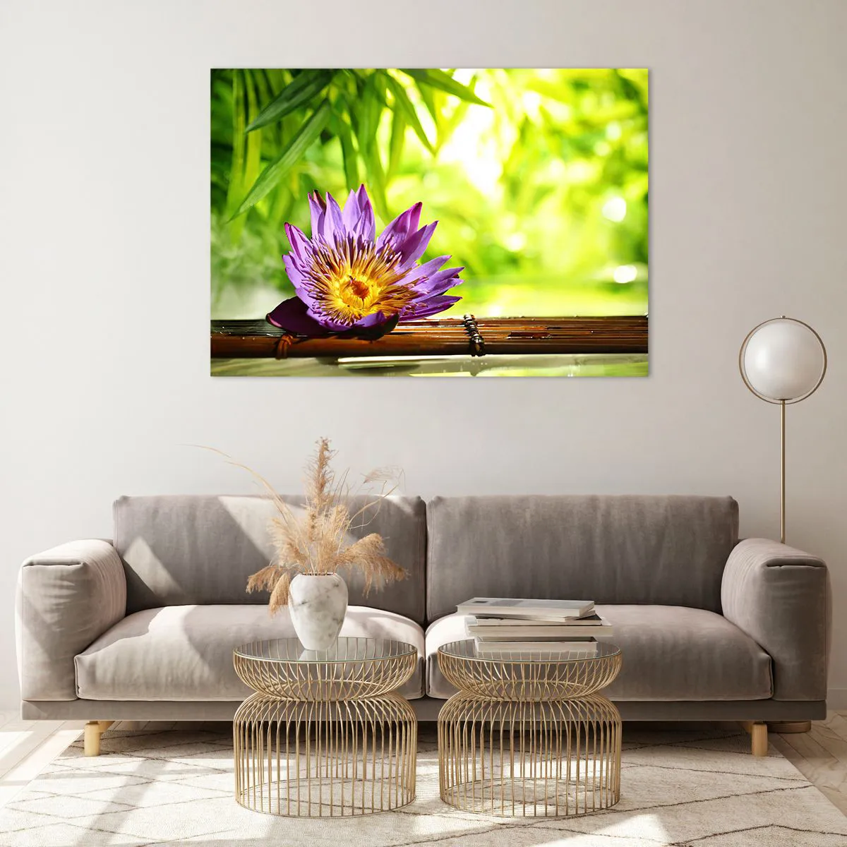Quadro su vetro - Fiore di loto viola su una tavola di bambù con sfondo verde - 100x70cm - Al sole dell'Asia - Decorazione murale moderna per soggiorno e camera da letto ARTTOR