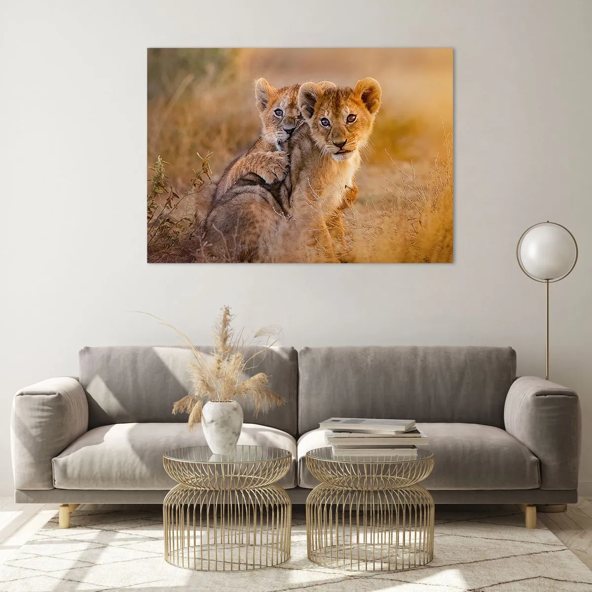 Glasbild - Bild auf glas - Zwei junge Löwenbabys in einer natürlichen Savanne - 100x70cm - Bitte nicht stören! Wir haben Spaß - Moderne Wanddekoration für Wohnzimmer und Schlafzimmer ARTTOR