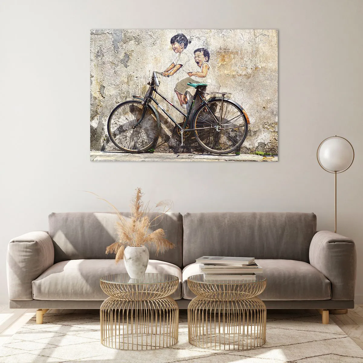Impression sur verre - Image sur verre - Une peinture murale avec un vélo et des figures d'enfants sur un fond mural. - 100x70cm - Vrai ou faux? - Décoration murale moderne pour le salon et la chambre ARTTOR