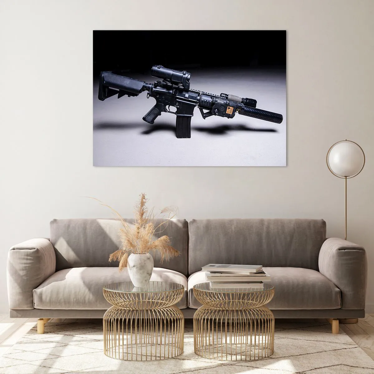 Obraz na szkle - Czarny karabin szturmowy z osprzętem leżący na jasnym tle - 100x70cm - Mroczny rycerz - Nowoczesna dekoracja ścienna do salonu, kuchni i sypialni ARTTOR