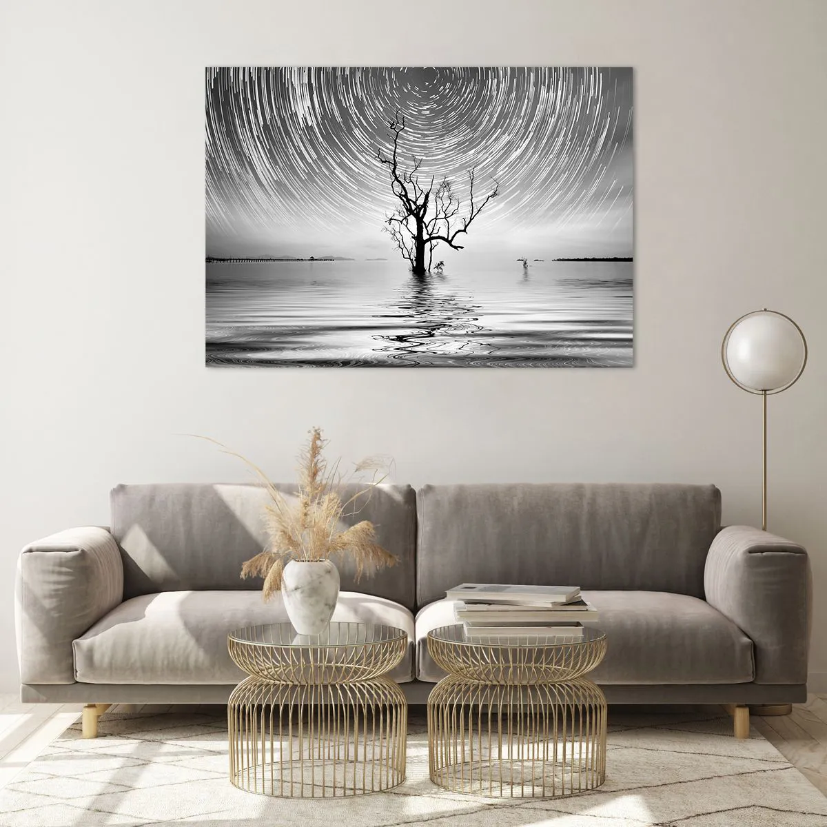 Cuadro sobre vidrio - Impresiones sobre Vidrio - Paisaje en blanco y negro con un árbol y rayas de estrellas. - 100x70cm - Una sinfonía de la naturaleza - Decoración de pared moderna para salón y dormitorio ARTTOR