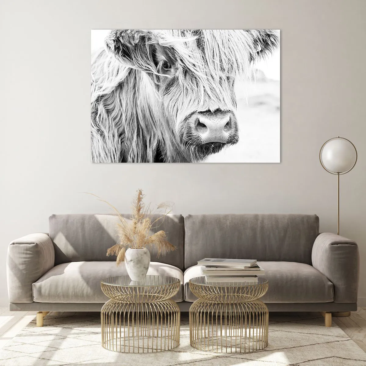 Obraz na szkle - Zbliżenie długowłosego szkockiego bydła w czerni i bieli - 100x70cm - Szkocka dzikość - Nowoczesna dekoracja ścienna do salonu, kuchni i sypialni ARTTOR