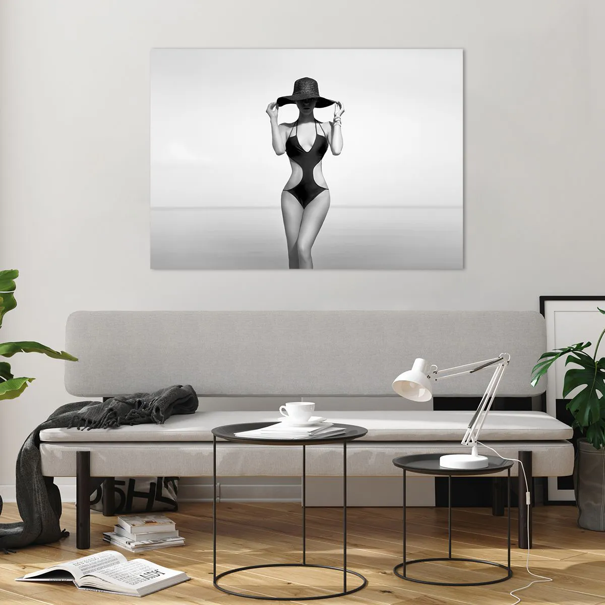 Impression sur verre - Image sur verre - Une femme en maillot de bain noir et chapeau contre la mer - 100x70cm - Mon prénom? Élégance - Décoration murale moderne pour le salon et la chambre ARTTOR