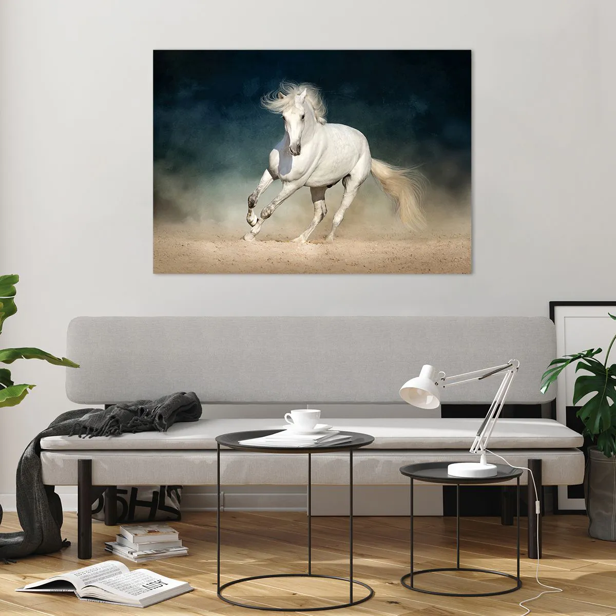 Obraz na szkle - Biały koń galopujący po piasku na tle ciemnego nieba - 100x70cm - Wolność w stanie czystym - Nowoczesna dekoracja ścienna do salonu, kuchni i sypialni ARTTOR