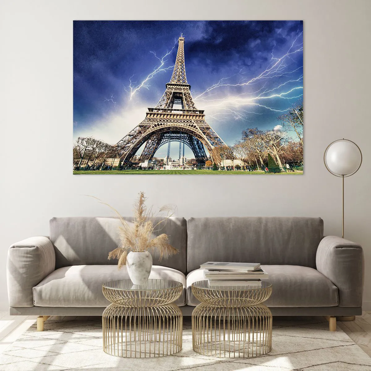 Glasbild - Bild auf glas - Der Eiffelturm, umgeben von Blitzen an einem bewölkten Tag - 120x80cm - Herrscherin der Stürme - Moderne Wanddekoration für Wohnzimmer und Schlafzimmer ARTTOR