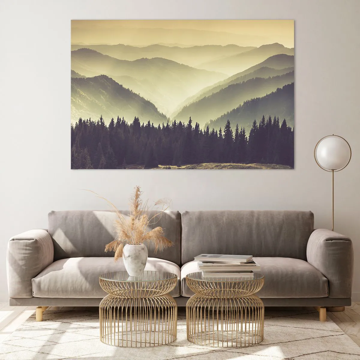 Cuadro sobre vidrio - Impresiones sobre Vidrio - Una vista brumosa de una cadena montañosa con un bosque oscuro en primer plano. - 120x80cm - Más allá de las siete montañas... - Decoración de pared moderna para salón y dormitorio ARTTOR