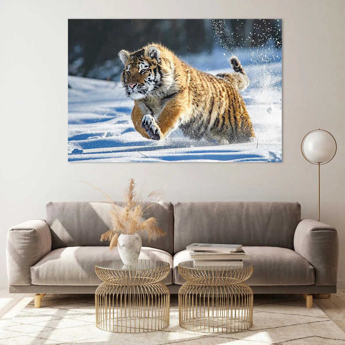 Impression sur verre - Image sur verre - Un tigre de Sibérie court dans la neige dans un paysage hivernal. - 120x80cm - Dieu de la taïga sibérienne - Décoration murale moderne pour le salon et la chambre ARTTOR