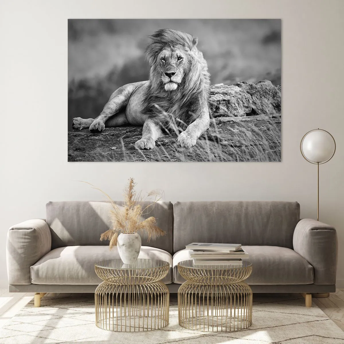 Impression sur verre - Image sur verre - Un lion reposant sur un rocher dans un paysage monochrome. - 120x80cm - Sieste royale - Décoration murale moderne pour le salon et la chambre ARTTOR