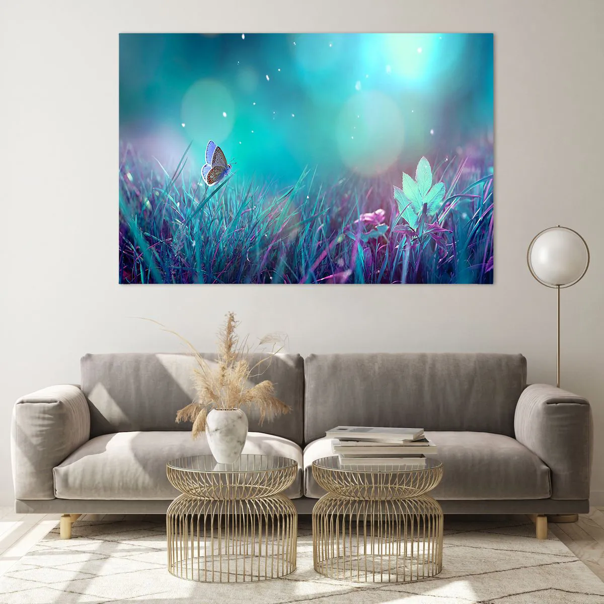 Quadro su vetro - Farfalla sull'erba in luce pastello - 120x80cm - La vita segreta del prato - Decorazione murale moderna per soggiorno e camera da letto ARTTOR