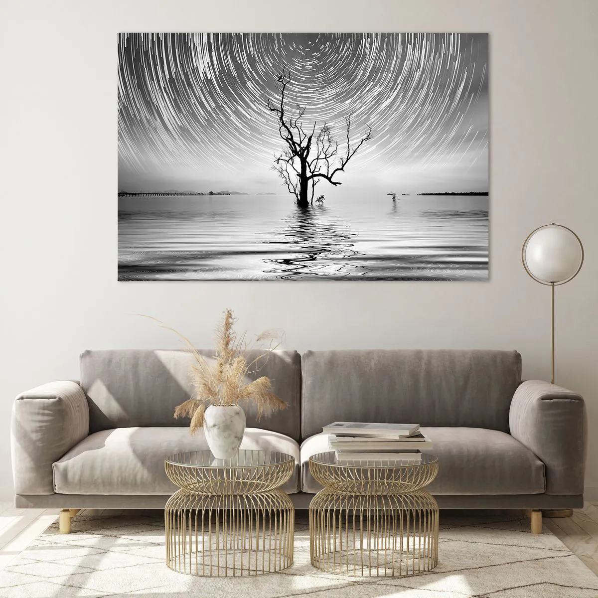 Obraz na szkle - Czarno-biały pejzaż z drzewem i smugami gwiazd - 120x80cm - Symfonia natury - Nowoczesna dekoracja ścienna do salonu, kuchni i sypialni ARTTOR