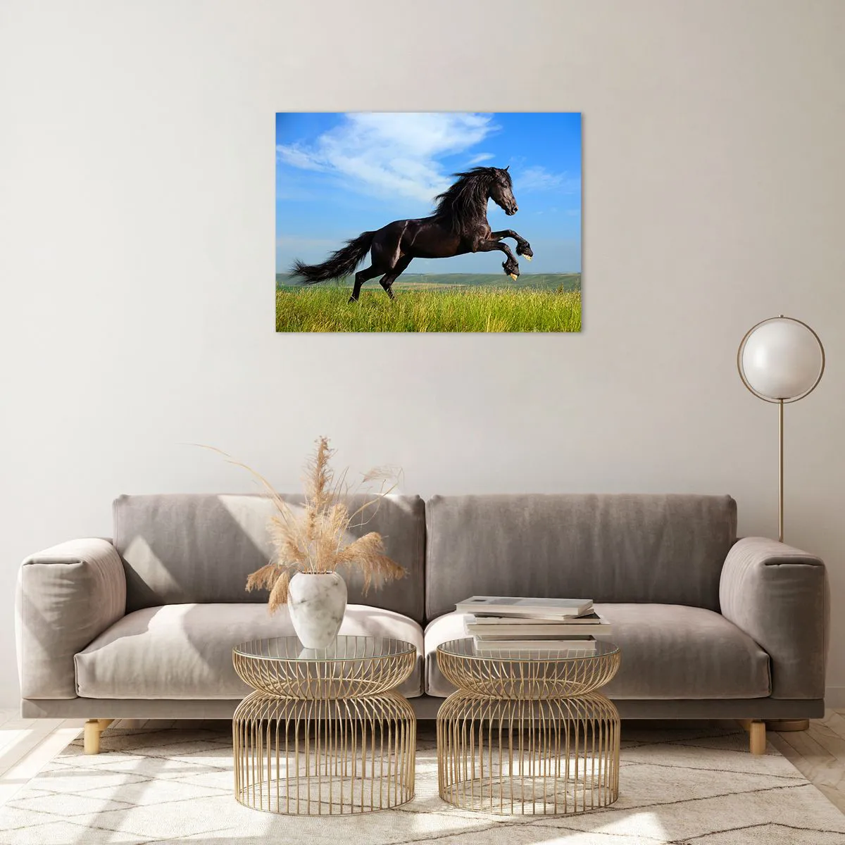 Tablou pe sticlă - Un cal negru galopând pe un cer albastru și o pajiște verde. - 70x50cm - Un manifest entuziast pentru libertate - Decorațiune modernă pentru perete pentru living și dormitor ARTTOR