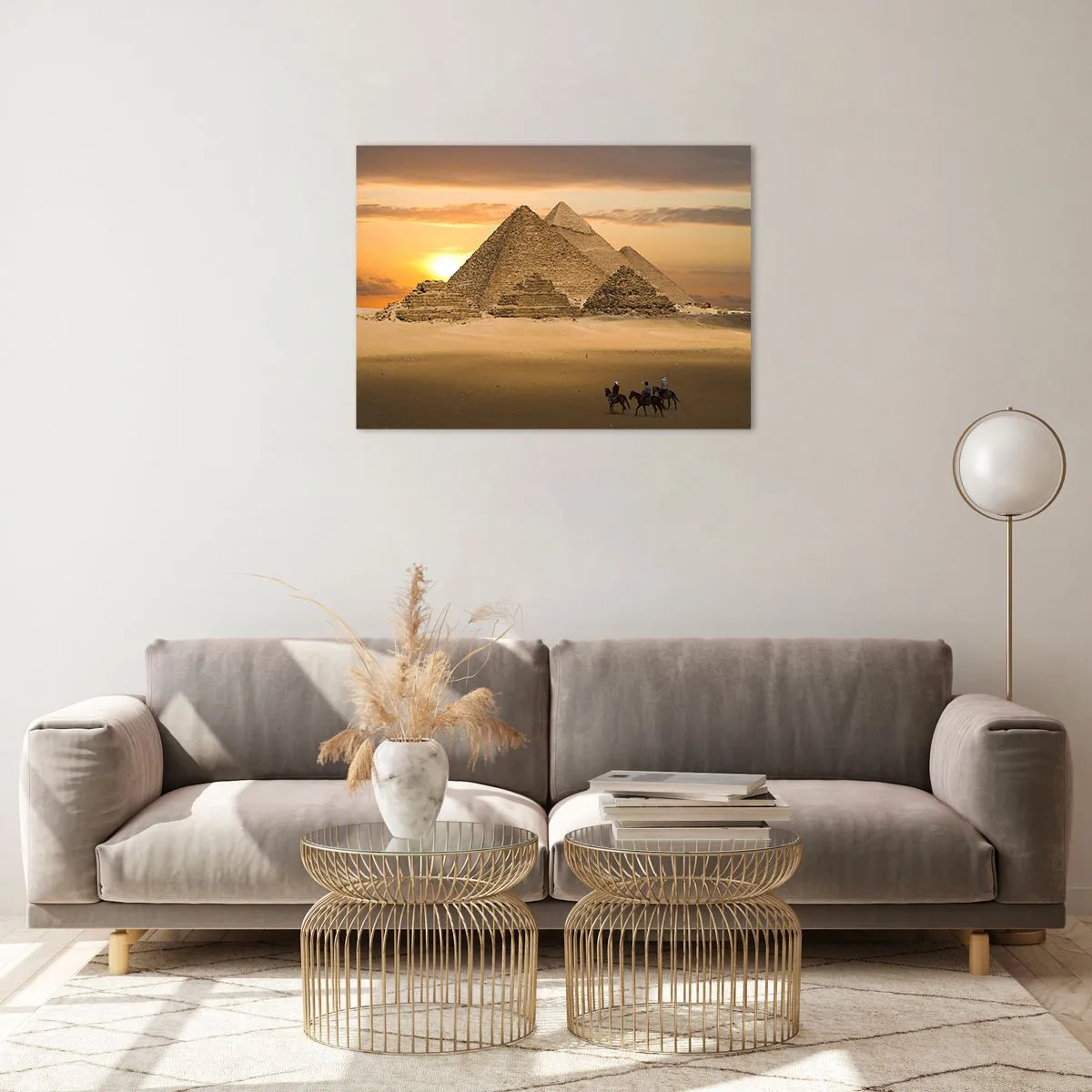 Billede på glas - Pyramiderne i Giza ved solnedgang med ryttere på heste - 70x50cm - Uændret i tusindvis af år - Moderne vægdekoration til stue og soveværelse ARTTOR