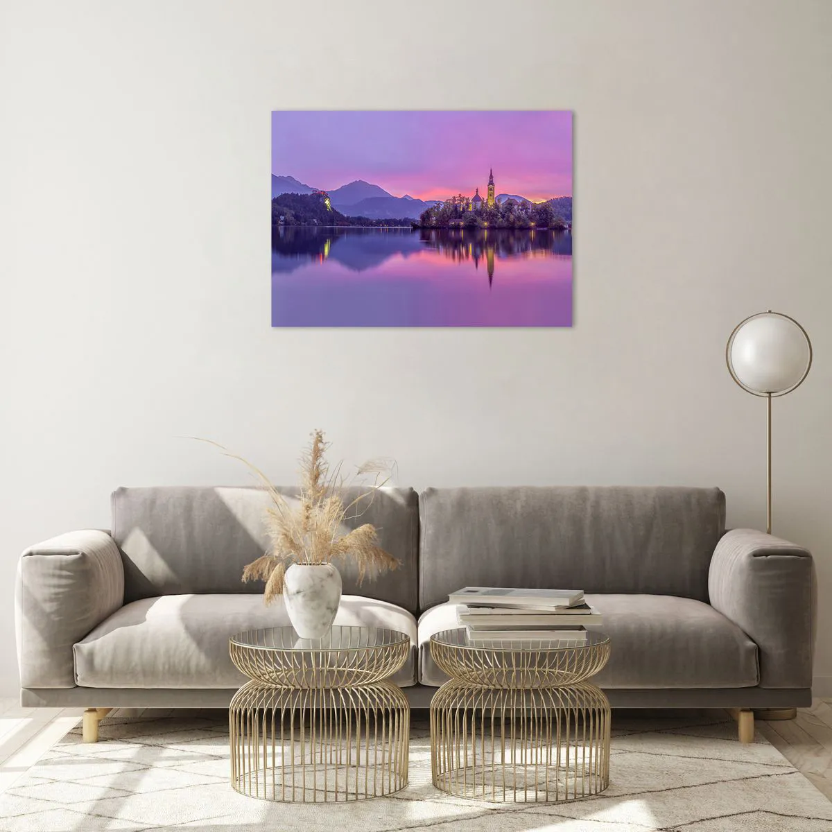 Glasbild - Bild auf glas - Eine Kirche auf einer Insel mit Bergen und einem Sonnenuntergang im Hintergrund - 70x50cm - Eine märchenhafte Insel in der Abenddämmerung - Moderne Wanddekoration für Wohnzimmer und Schlafzimmer ARTTOR