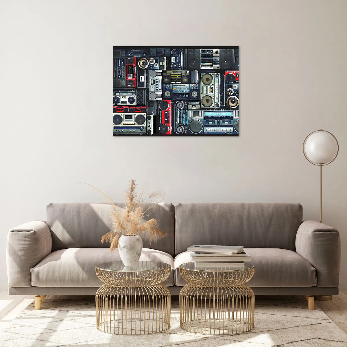 Impression sur verre - Image sur verre - Un collage de radios rétro et de magnétophones sur fond sombre. - 70x50cm - Nostalgie des années 80 - Décoration murale moderne pour le salon et la chambre ARTTOR