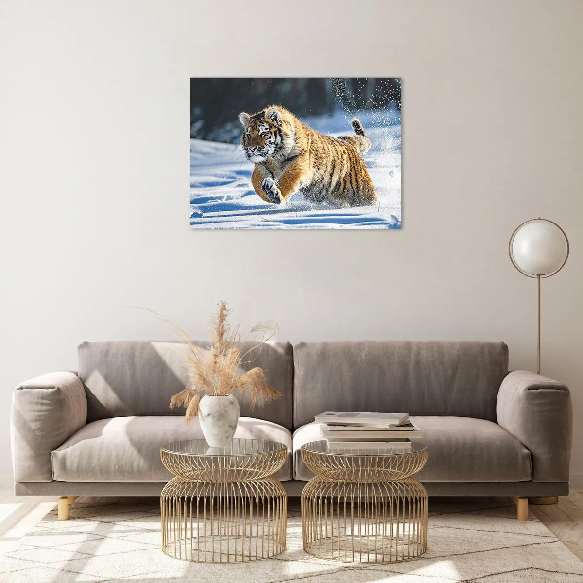Billede på glas - En sibirisk tiger løber gennem sneen i et vinterlandskab. - 70x50cm - Den sibiriske taigas gud - Moderne vægdekoration til stue og soveværelse ARTTOR