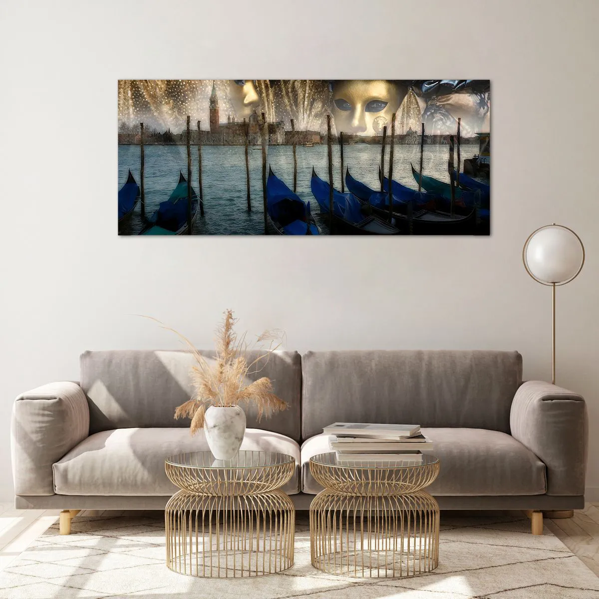 Quadro su vetro - Maschere di carnevale veneziane e gondole sullo sfondo della città e dell'acqua - 120x50cm - È ora di iniziare il carnevale - Decorazione murale moderna per soggiorno e camera da letto ARTTOR