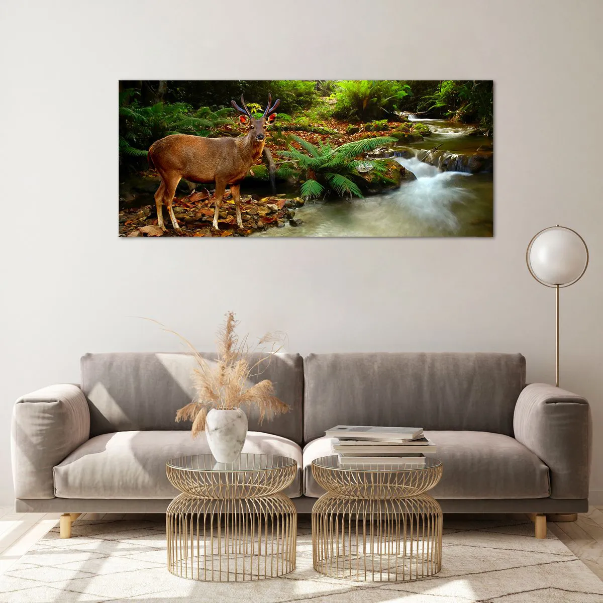 Quadro su vetro - Un cervo vicino a un ruscello circondato dal verde della foresta - 120x50cm - Benvenuto nel mio mondo - Decorazione murale moderna per soggiorno e camera da letto ARTTOR