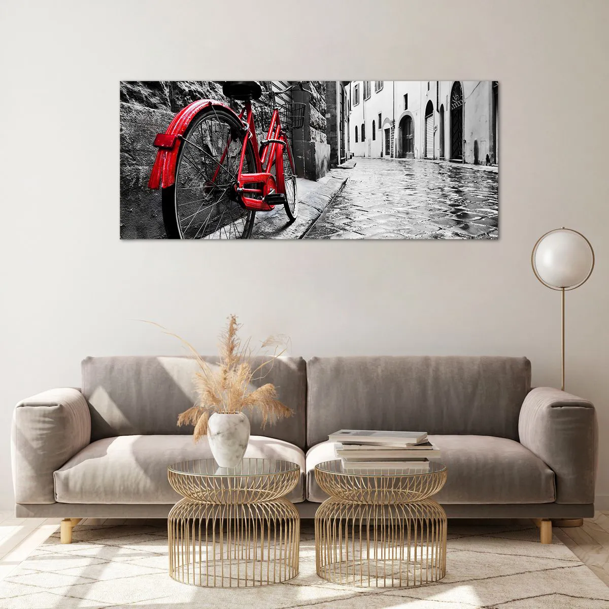 Glasbild - Bild auf glas - Rotes Fahrrad in einer schwarz-weißen Straße - 120x50cm - Wahre Schönheit wird nicht alt - Moderne Wanddekoration für Wohnzimmer und Schlafzimmer ARTTOR